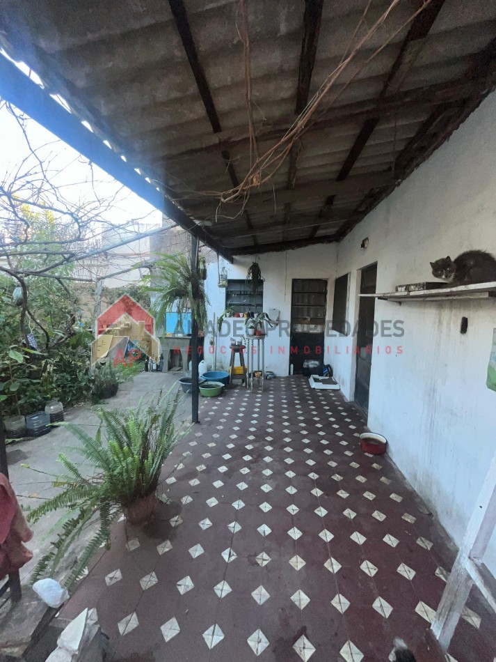 Gran casa con local al frente, terreno libre, enorme galpon y cochera para dos autos APTO CRED, ubicada en Balcarce 541, Lomas de Zamora