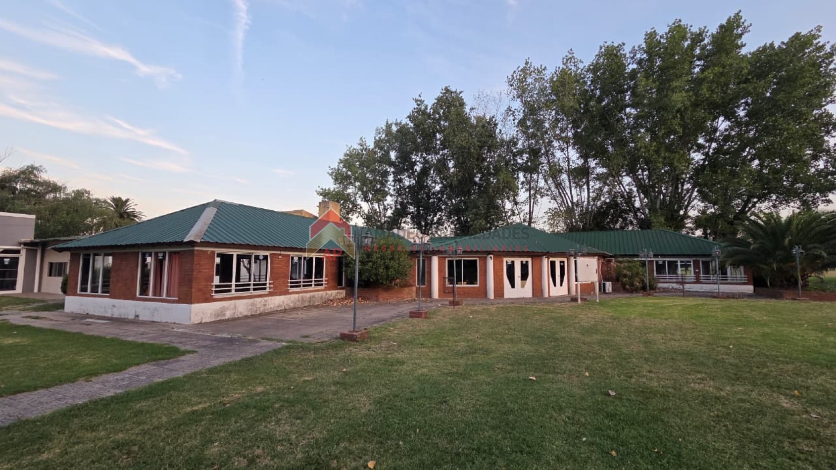 Gran casa 4 amb con garage cubierto, parrilla, terraza y jardin. Ubicado en Azul 298, Monte Grande