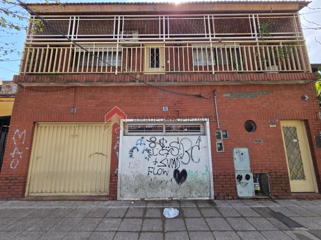 Ph al frente 3 amb en 1er piso con patio, balcon, lavadero y cochera. Excelente ubicacion: Lamadrid 430. Lomas de Zamora