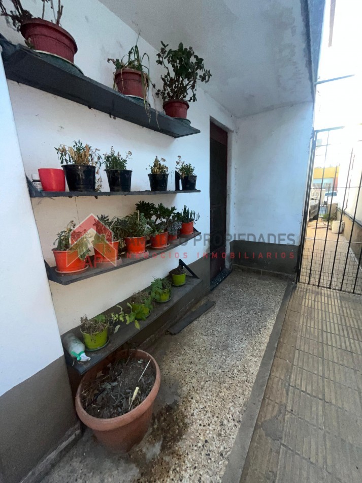 Gran casa con local al frente, terreno libre, enorme galpon y cochera para dos autos APTO CRED, ubicada en Balcarce 541, Lomas de Zamora