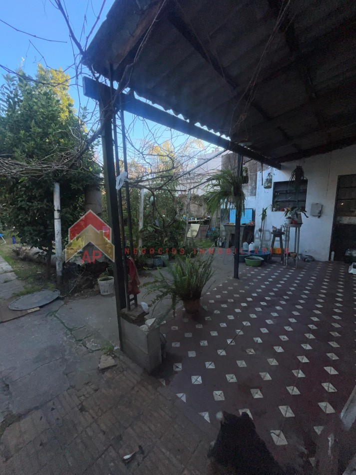 Gran casa con local al frente, terreno libre, enorme galpon y cochera para dos autos APTO CRED, ubicada en Balcarce 541, Lomas de Zamora