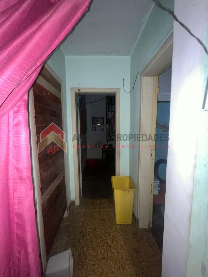 Gran casa con local al frente, terreno libre, enorme galpon y cochera para dos autos APTO CRED, ubicada en Balcarce 541, Lomas de Zamora
