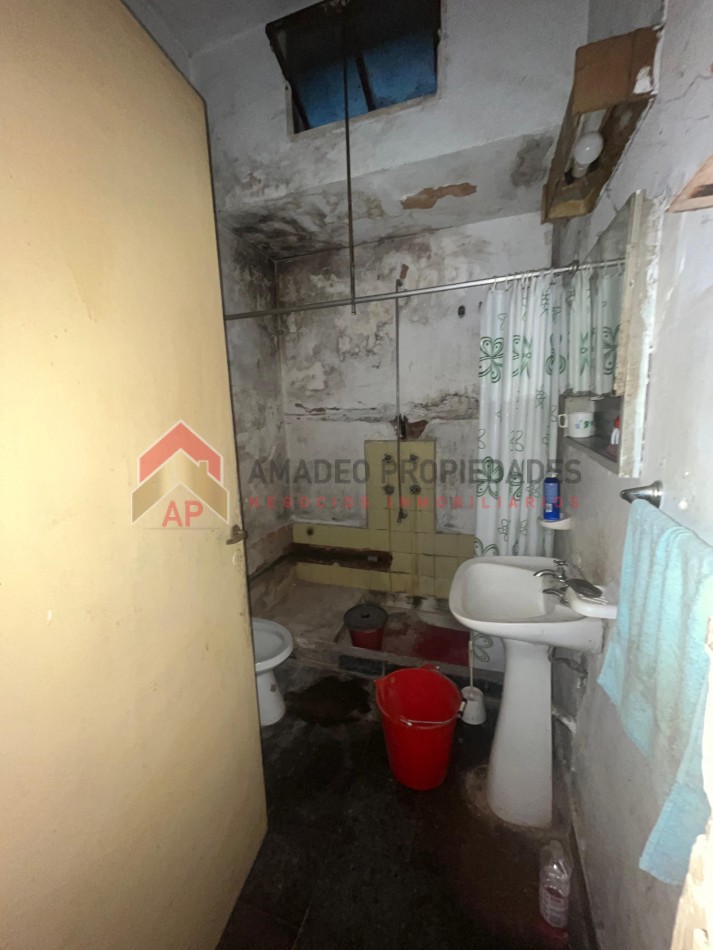 Gran casa con local al frente, terreno libre, enorme galpon y cochera para dos autos APTO CRED, ubicada en Balcarce 541, Lomas de Zamora