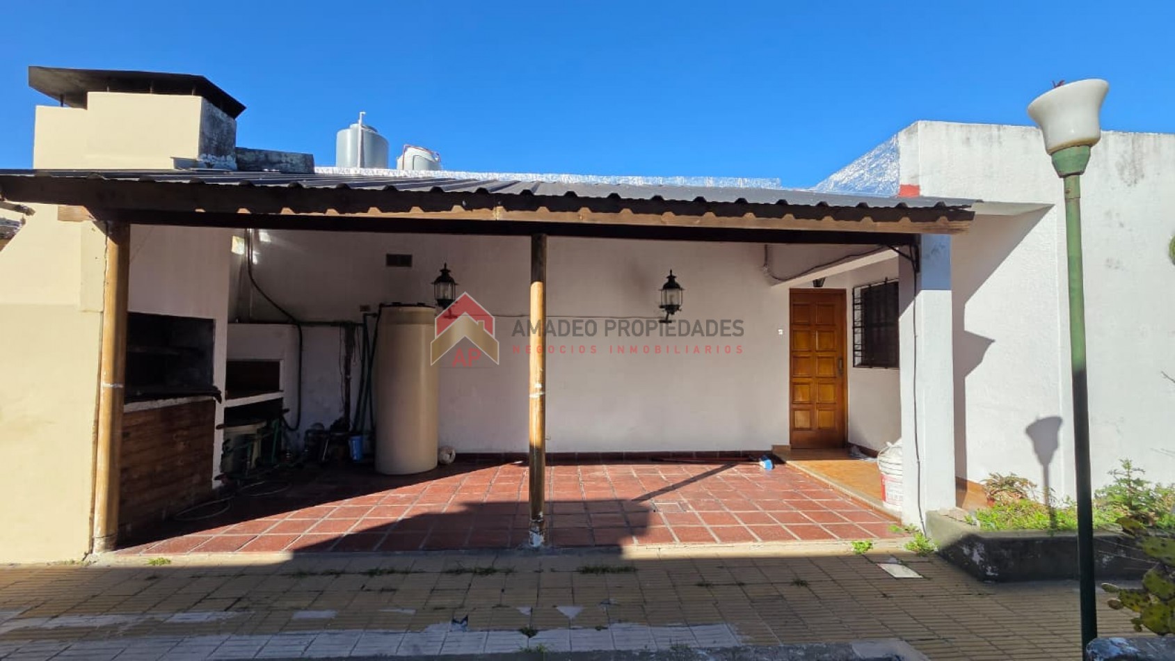 Excelente ph tipo casa con patio, parrilla y cochera descubierta. Excelente ubicacion: Garona 1365, Lomas de Zamora