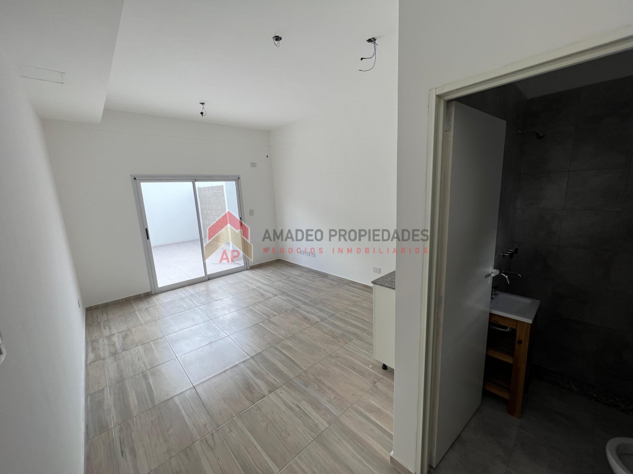 Monoamb de poca antiguedad al frente con patio y cochera, ubicado San Martin 1902 Banfield