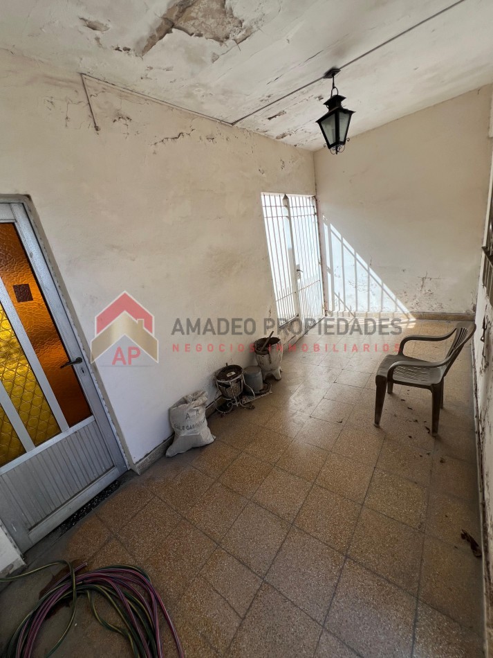 Casa 3 amb a refaccionar con cochera y parque APTO CREDITO, ubicada en Santander 1851 Lomas de Zamora