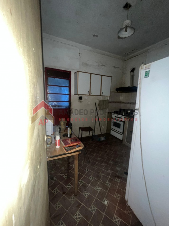 Gran casa con local al frente, terreno libre, enorme galpon y cochera para dos autos APTO CRED, ubicada en Balcarce 541, Lomas de Zamora
