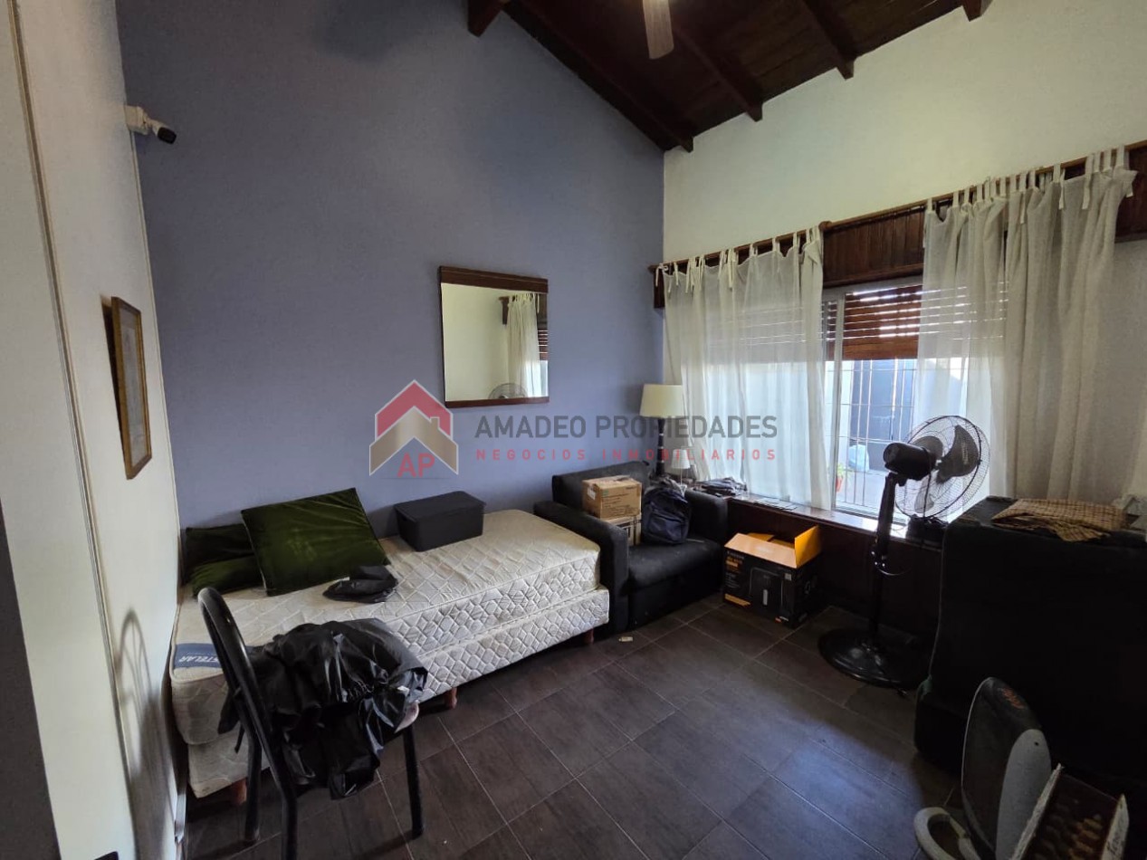 Excelente casa 4 amb con terraza, quincho, patio y cochera. Ubicada en Constantino Gaito 116, Lomas de Zamora