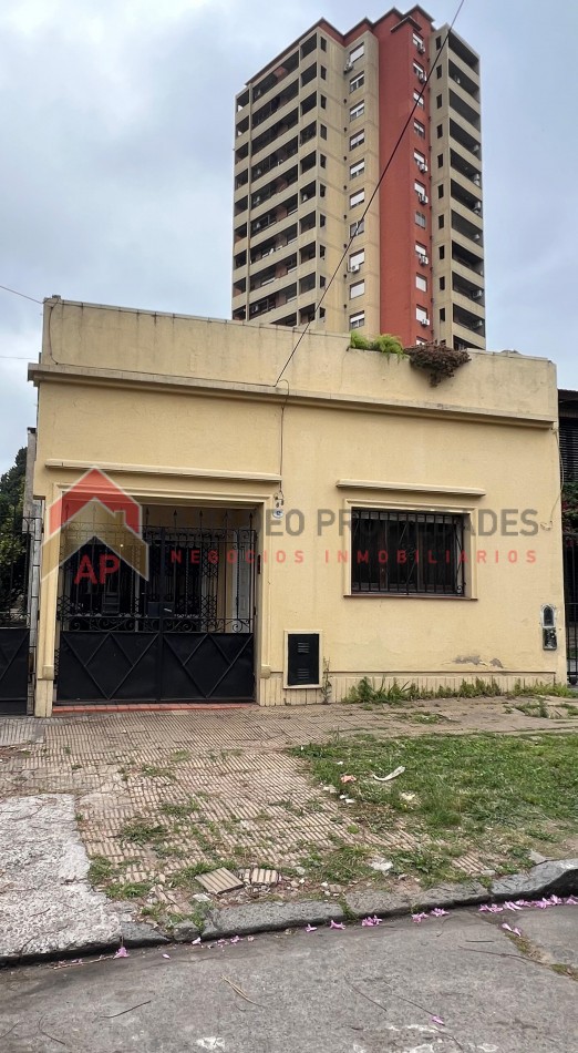 Gran casa 5 amb,  con parque y terraza, ubicada en Ituzaingo 62 Temperley