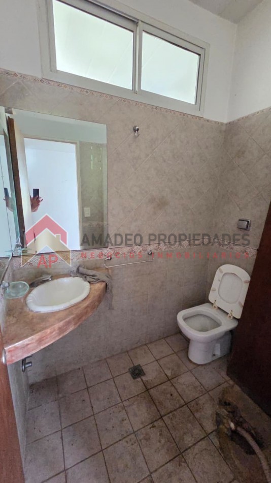 Gran casa 4 amb con garage cubierto, parrilla, terraza y jardin. Ubicado en Azul 298, Monte Grande