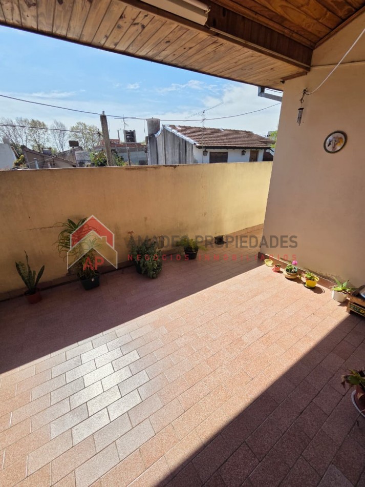 Ph al frente 3 amb en 1er piso con patio, balcon, lavadero y cochera. Excelente ubicacion: Lamadrid 430. Lomas de Zamora