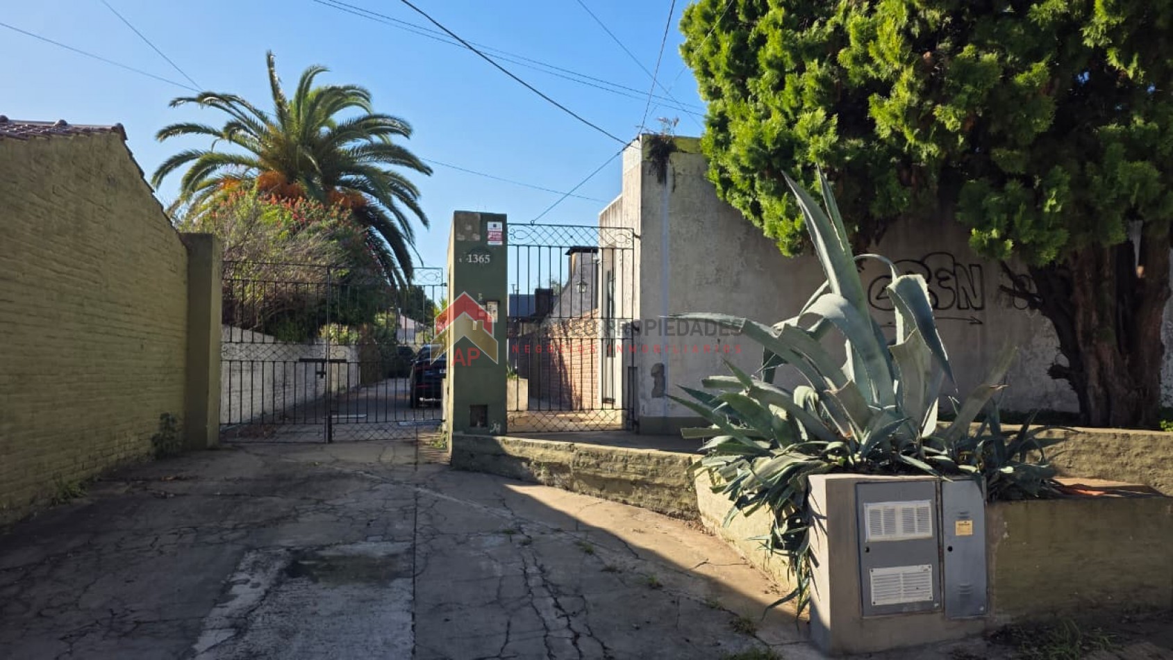 Excelente ph tipo casa con patio, parrilla y cochera descubierta. Excelente ubicacion: Garona 1365, Lomas de Zamora