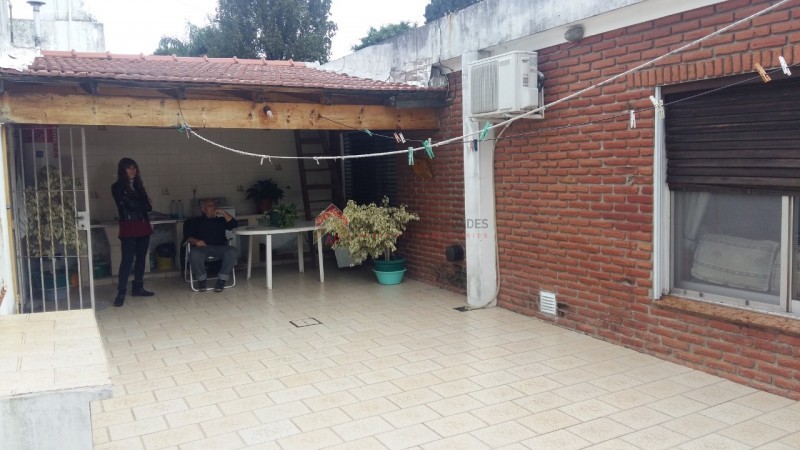 Casa 3 amb con dpto al fondo, ubicada en Maria Curie 84 Lomas de Zamora