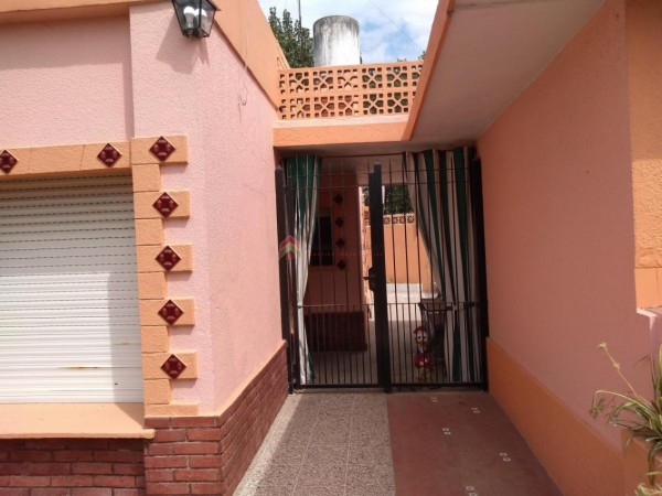 Gran casa 5 amb con patio, parrilla y cochera. Ubicada en Gobernador Arias 1271, Longchamps