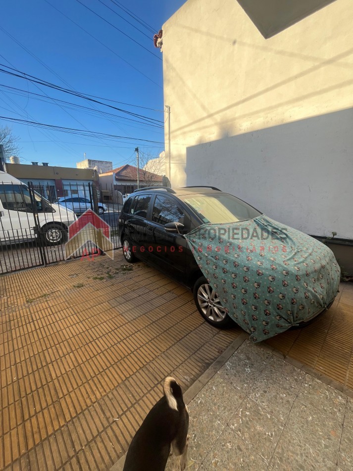 Gran casa con local al frente, terreno libre, enorme galpon y cochera para dos autos APTO CRED, ubicada en Balcarce 541, Lomas de Zamora