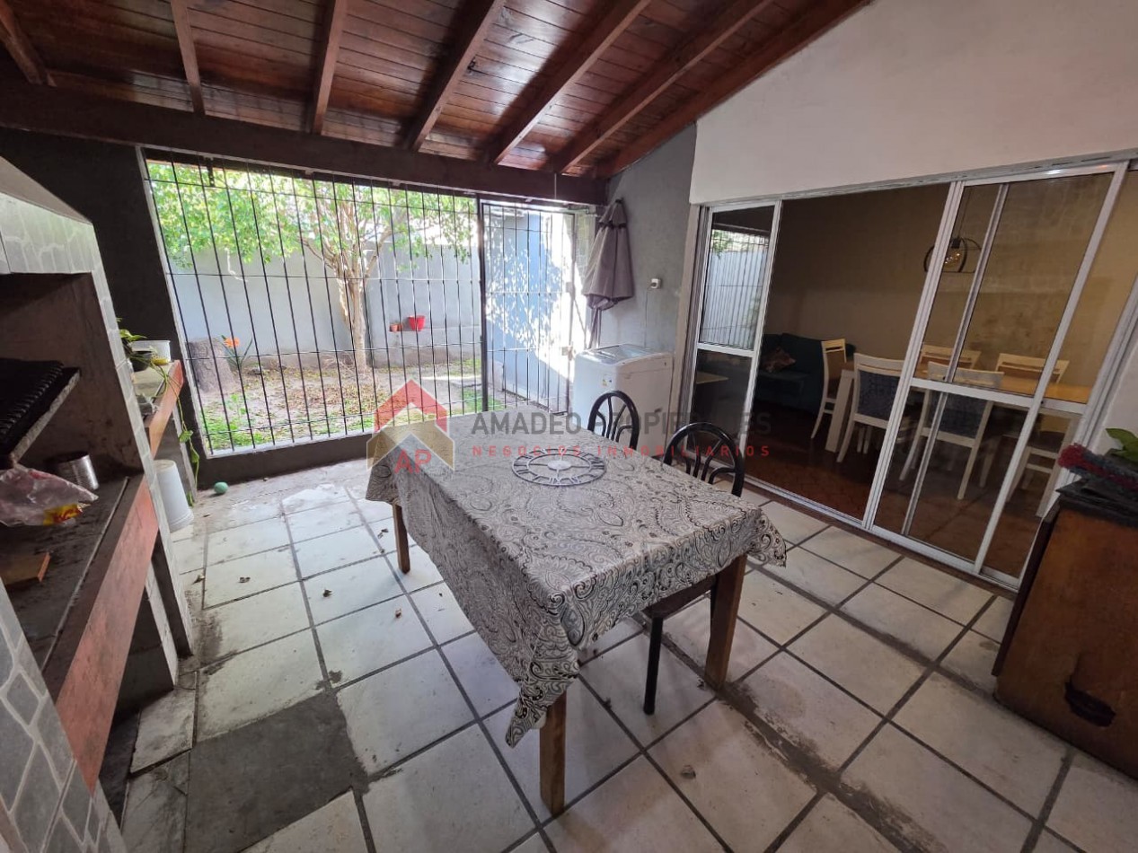 Excelente casa 4 amb con terraza, quincho, patio y cochera. Ubicada en Constantino Gaito 116, Lomas de Zamora