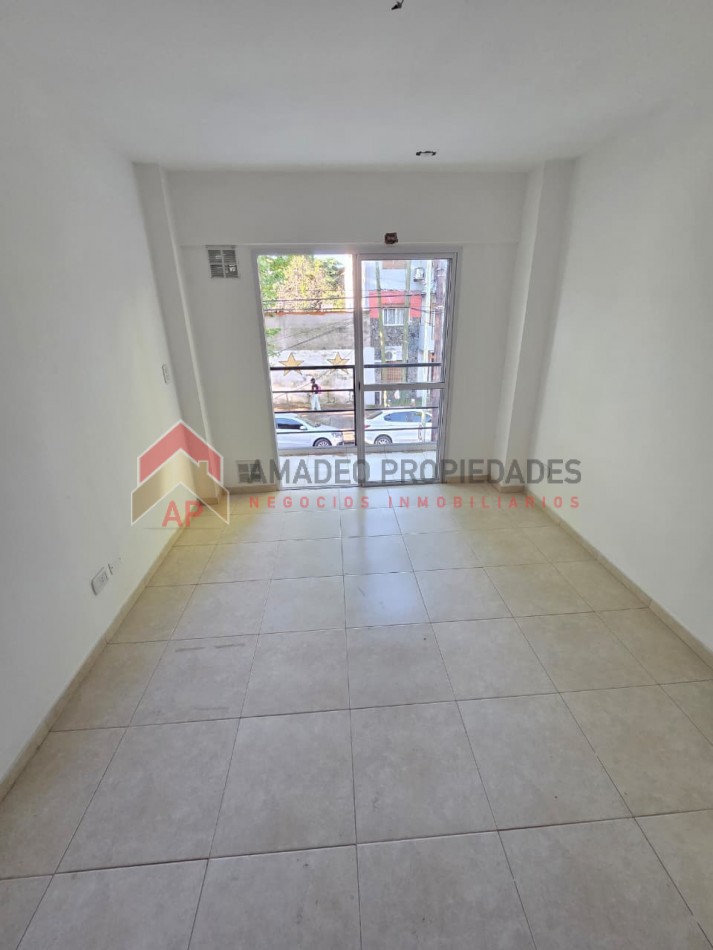 Monoamb amplio con balcon a estrenar en 1er piso. Excelente ubicacion: Pedernera 227, Lomas de Z