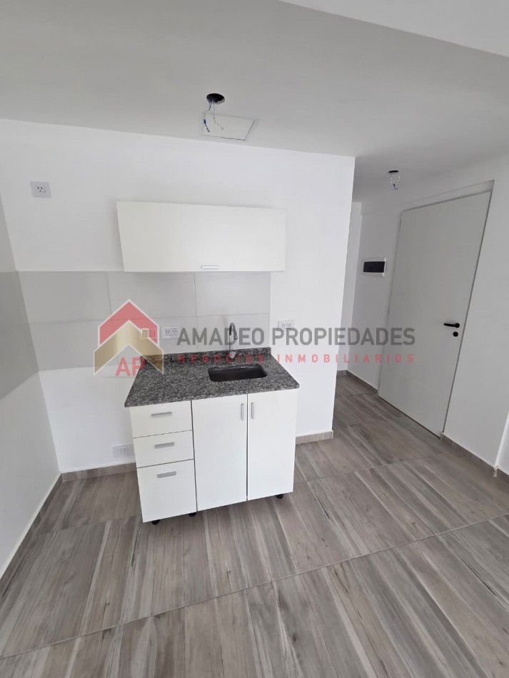 Monoambiente a estrenar contrafrente en 2° piso. Excelente ubicacion: Pedernera 279, Lomas de Zamora