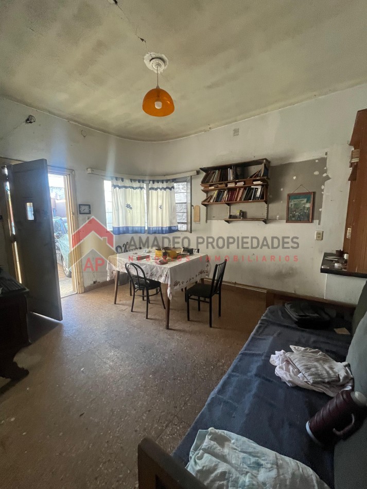 Gran casa con local al frente, terreno libre, enorme galpon y cochera para dos autos APTO CRED, ubicada en Balcarce 541, Lomas de Zamora