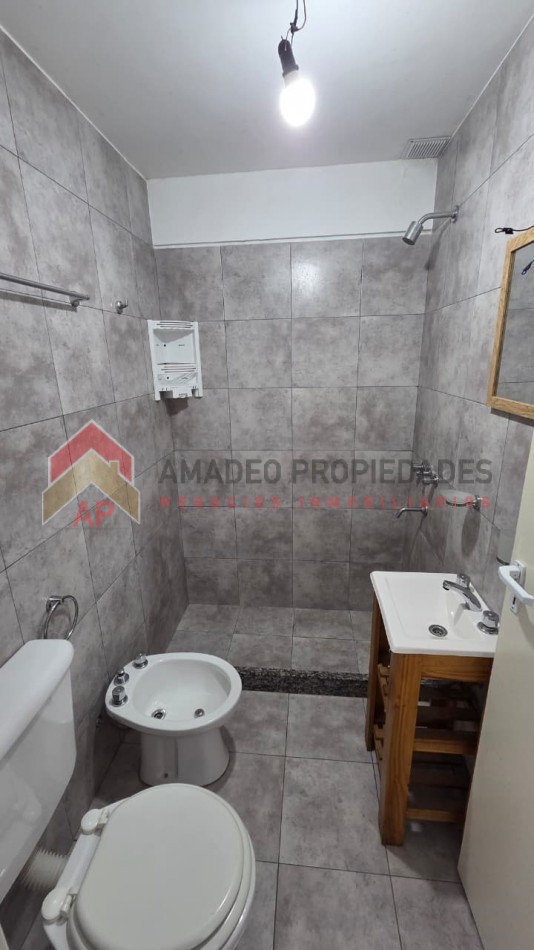 Dpto monoamb contrafrente con balcon de poca antiguedad en 2do piso, ubicado en Azara 851, Lomas de Zamora