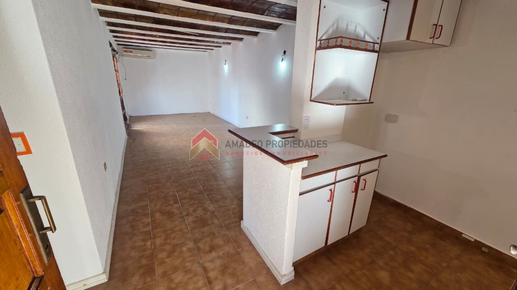 Excelente ph tipo casa con patio, parrilla y cochera descubierta. Excelente ubicacion: Garona 1365, Lomas de Zamora