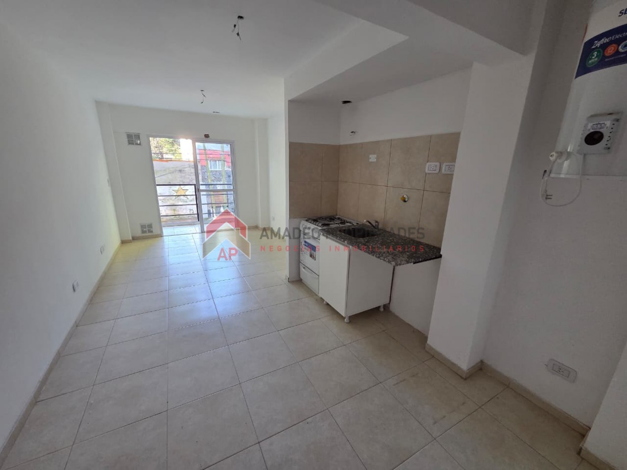 Monoamb amplio con balcon a estrenar en 1er piso. Excelente ubicacion: Pedernera 227, Lomas de Z