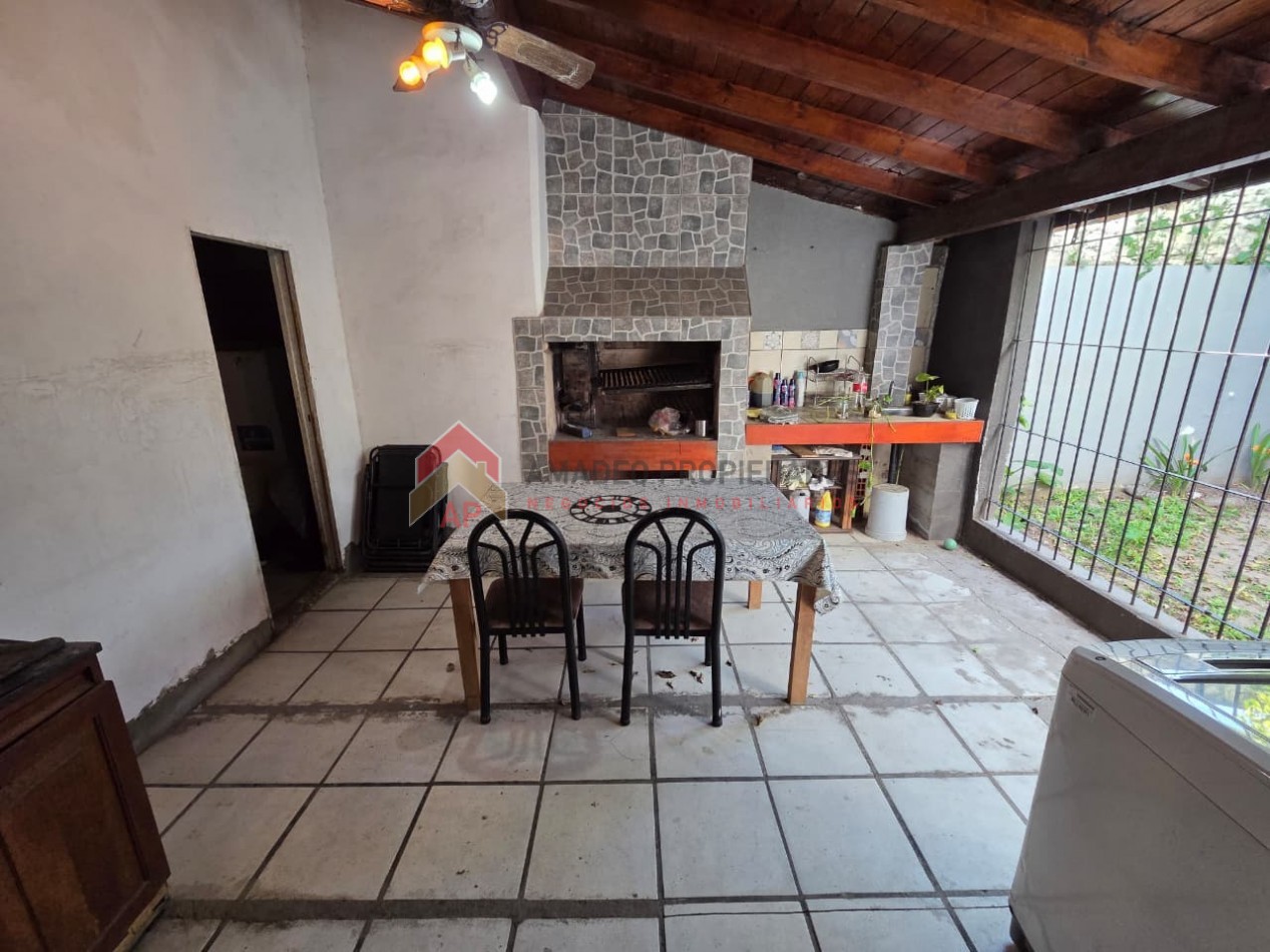 Excelente casa 4 amb con terraza, quincho, patio y cochera. Ubicada en Constantino Gaito 116, Lomas de Zamora