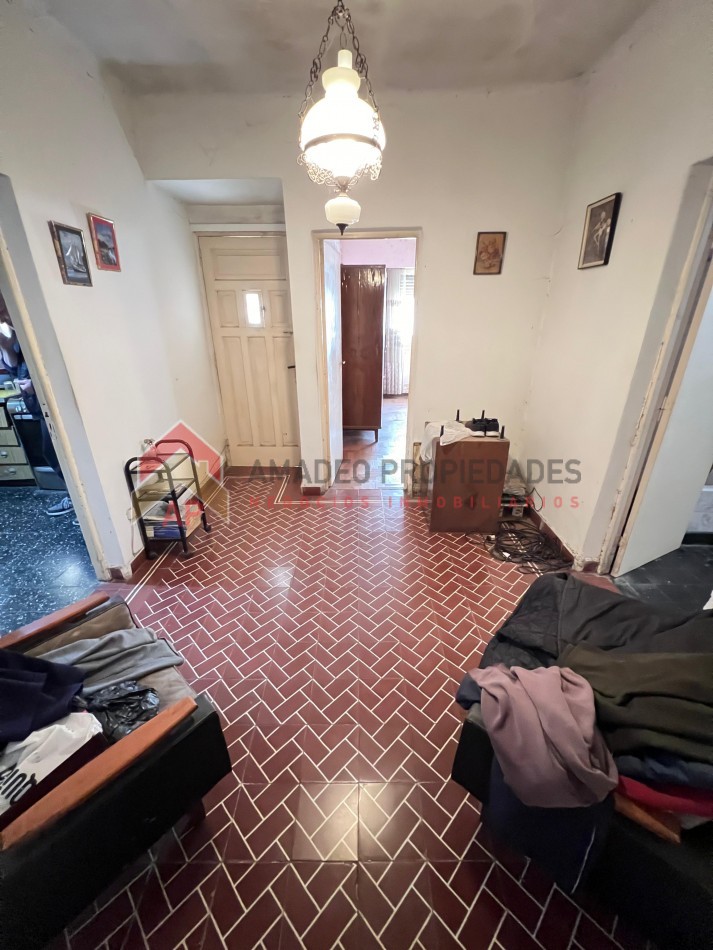 Casa 3 amb a refaccionar con cochera y parque APTO CREDITO, ubicada en Santander 1851 Lomas de Zamora