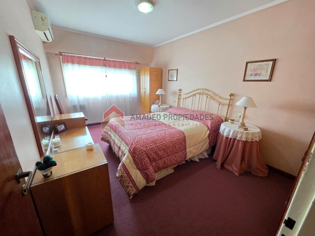 Ph al frente 3 amb en 1er piso con patio, balcon, lavadero y cochera. Excelente ubicacion: Lamadrid 430. Lomas de Zamora