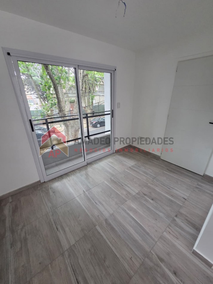 Monoamb a estrenar al frente c/ balcon, 1er piso. Excelente ubicacion: Pedernera 279, Lomas de Zamora