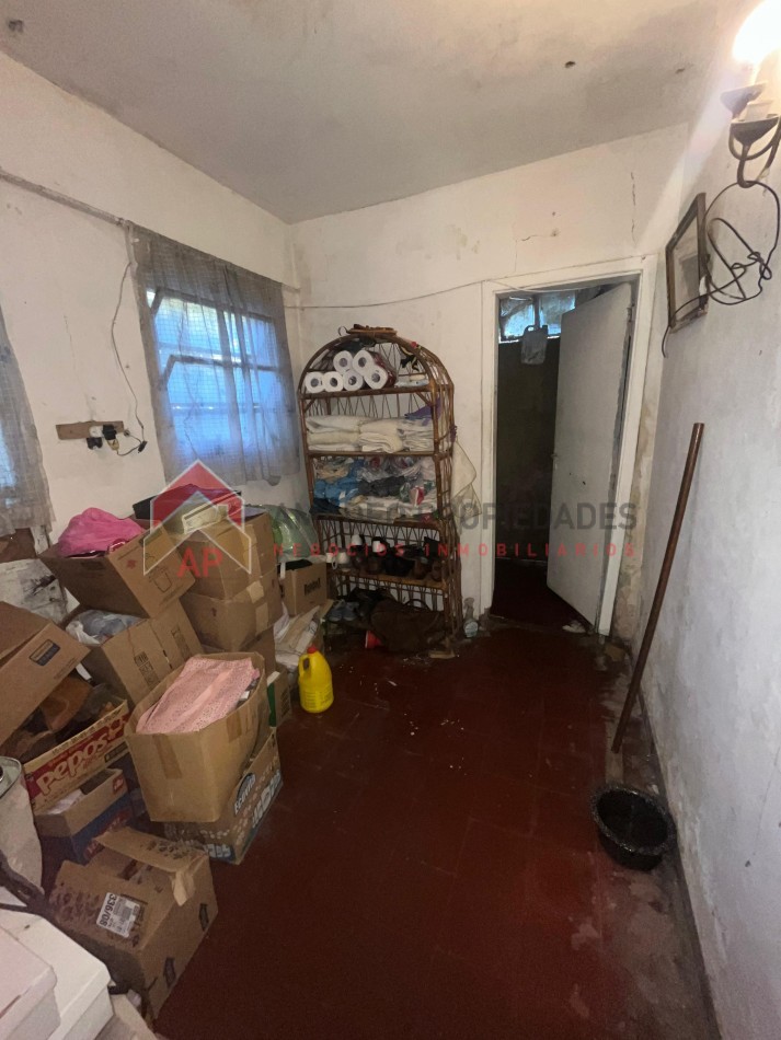 Gran casa con local al frente, terreno libre, enorme galpon y cochera para dos autos APTO CRED, ubicada en Balcarce 541, Lomas de Zamora