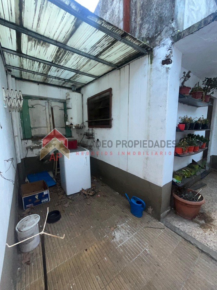 Gran casa con local al frente, terreno libre, enorme galpon y cochera para dos autos APTO CRED, ubicada en Balcarce 541, Lomas de Zamora