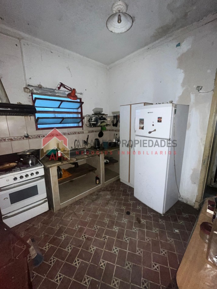 Gran casa con local al frente, terreno libre, enorme galpon y cochera para dos autos APTO CRED, ubicada en Balcarce 541, Lomas de Zamora