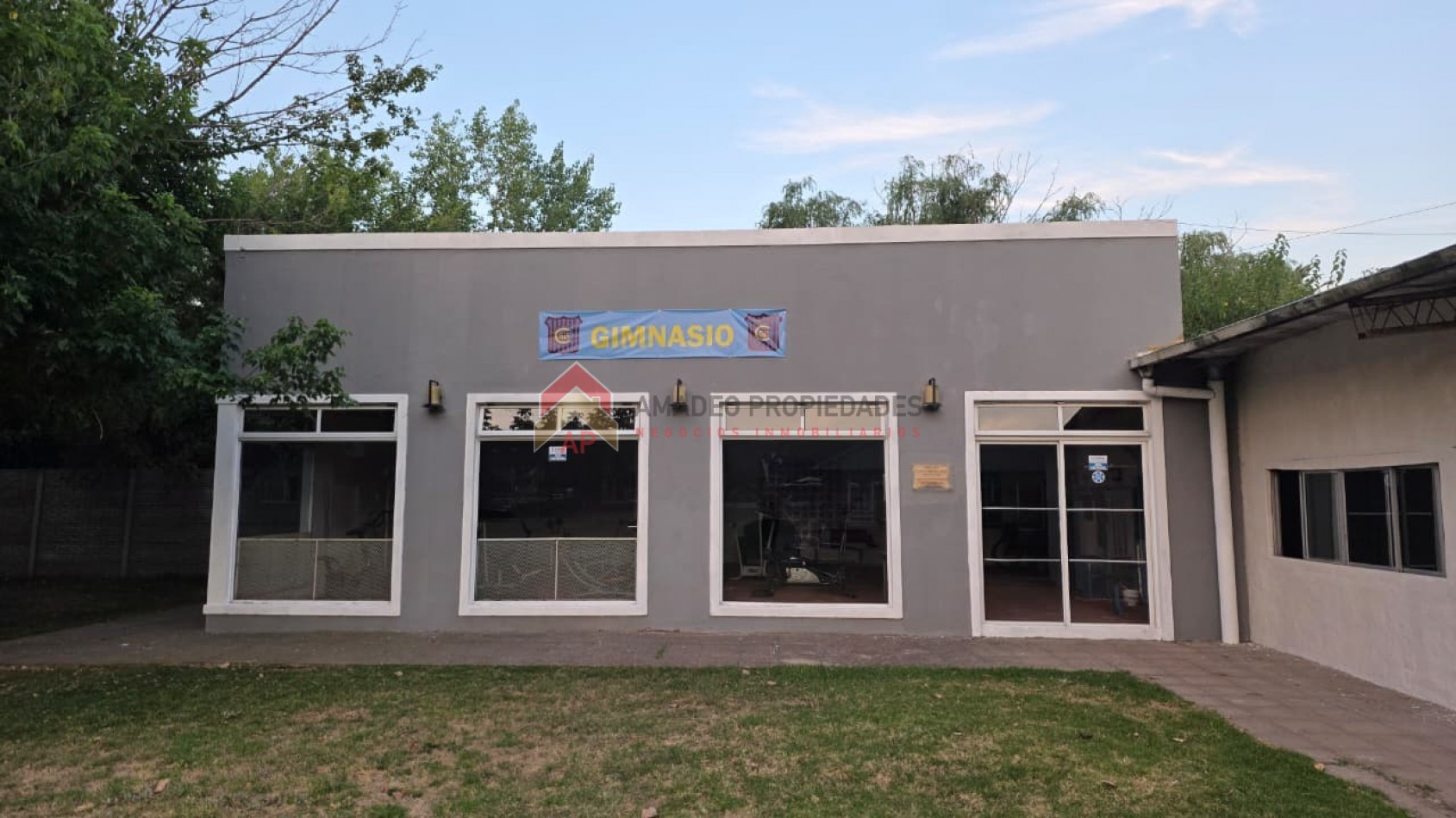 Gran casa 4 amb con garage cubierto, parrilla, terraza y jardin. Ubicado en Azul 298, Monte Grande