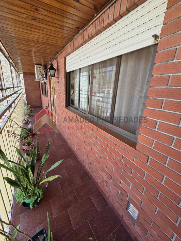 Ph al frente 3 amb en 1er piso con patio, balcon, lavadero y cochera. Excelente ubicacion: Lamadrid 430. Lomas de Zamora