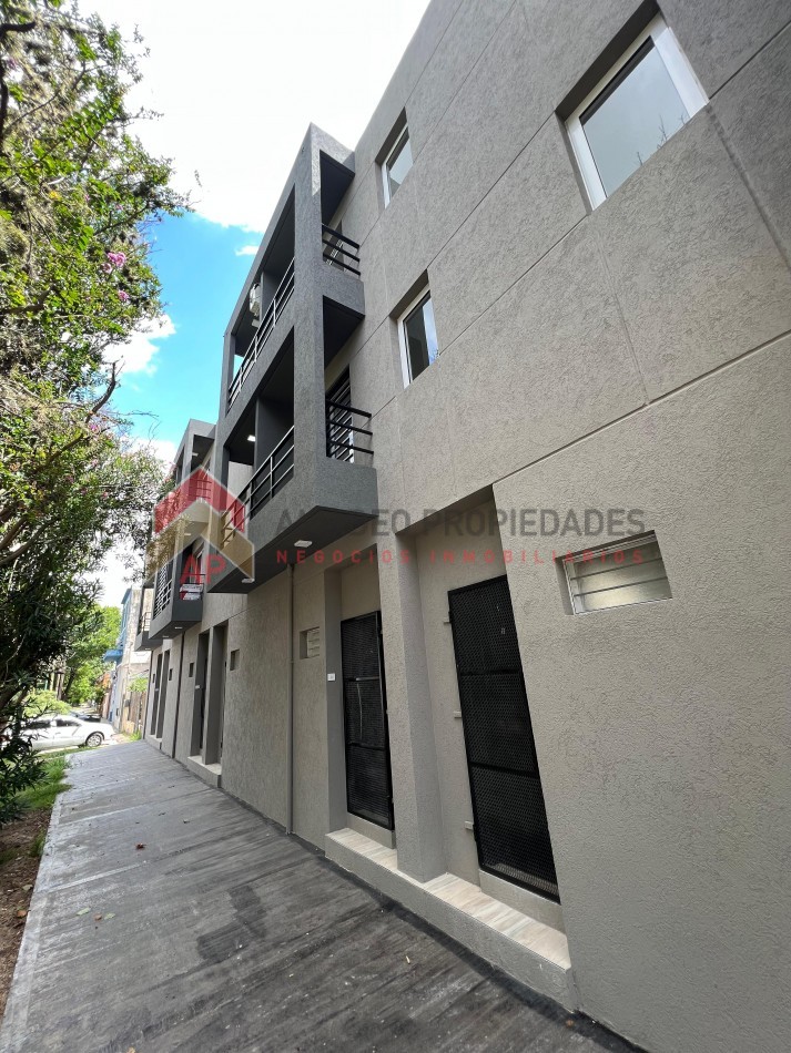 Monoamb de poca antiguedad al frente con patio y cochera, ubicado San Martin 1902 Banfield