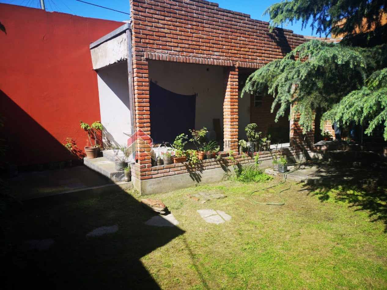 Excelente Casa con importante parque VENTA, ubicado en Cerrito al 1200, Lomas de Zamora