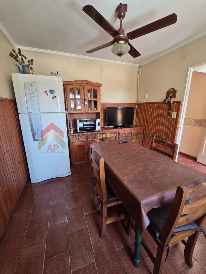 Ph al frente 3 amb en 1er piso con patio, balcon, lavadero y cochera. Excelente ubicacion: Lamadrid 430. Lomas de Zamora