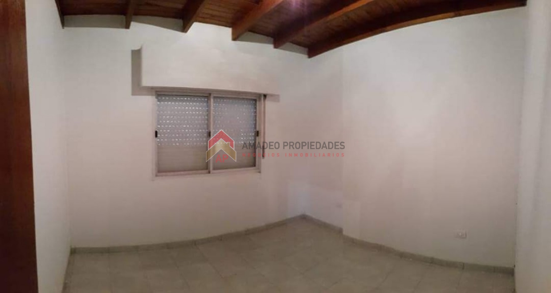 Amplio dpto 3 amb, 1° piso con patio, balcon y garaje, ubicado en Aragon 1025 Llavallol