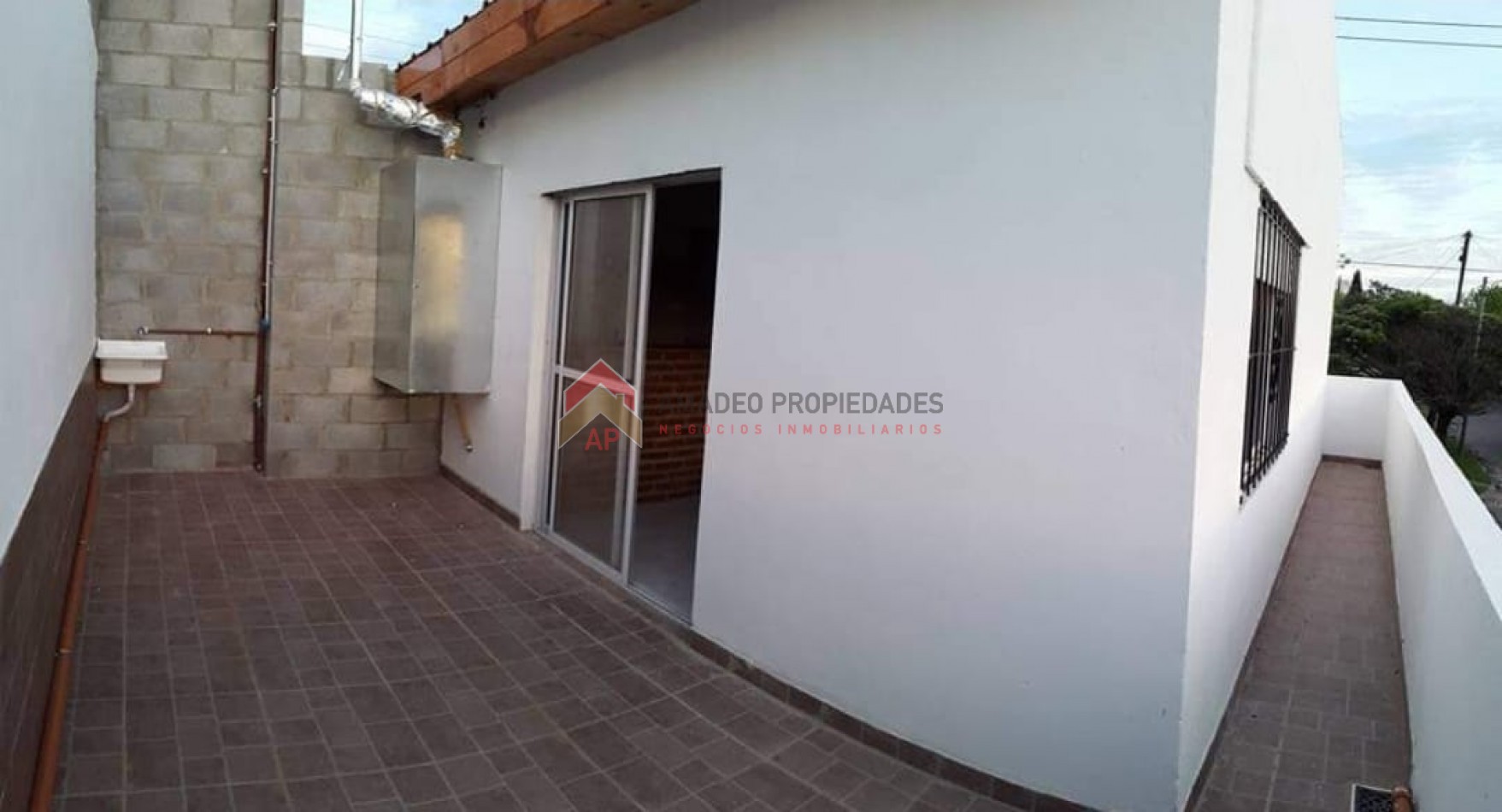 Amplio dpto 3 amb, 1° piso con patio, balcon y garaje, ubicado en Aragon 1025 Llavallol