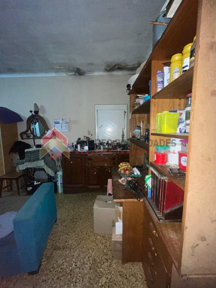 Gran casa con local al frente, terreno libre, enorme galpon y cochera para dos autos APTO CRED, ubicada en Balcarce 541, Lomas de Zamora