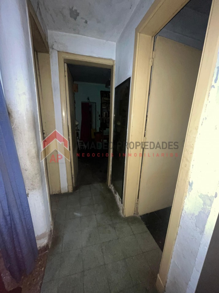 Gran casa con local al frente, terreno libre, enorme galpon y cochera para dos autos APTO CRED, ubicada en Balcarce 541, Lomas de Zamora