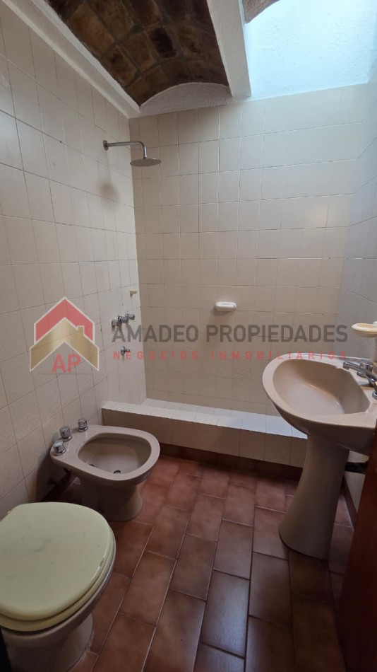 Excelente ph tipo casa con patio, parrilla y cochera descubierta. Excelente ubicacion: Garona 1365, Lomas de Zamora