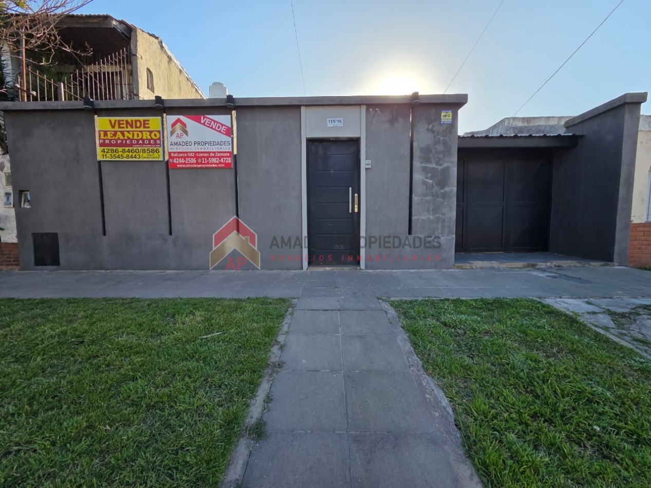 Excelente casa 4 amb con terraza, quincho, patio y cochera. Ubicada en Constantino Gaito 116, Lomas de Zamora