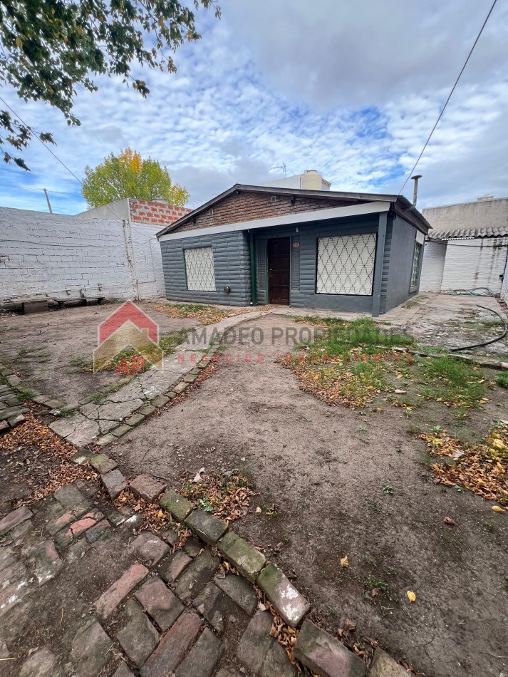 Casa 3 amb con amplio parque al frente, ubicada en Gonzalez Chavez 1061, Temperley