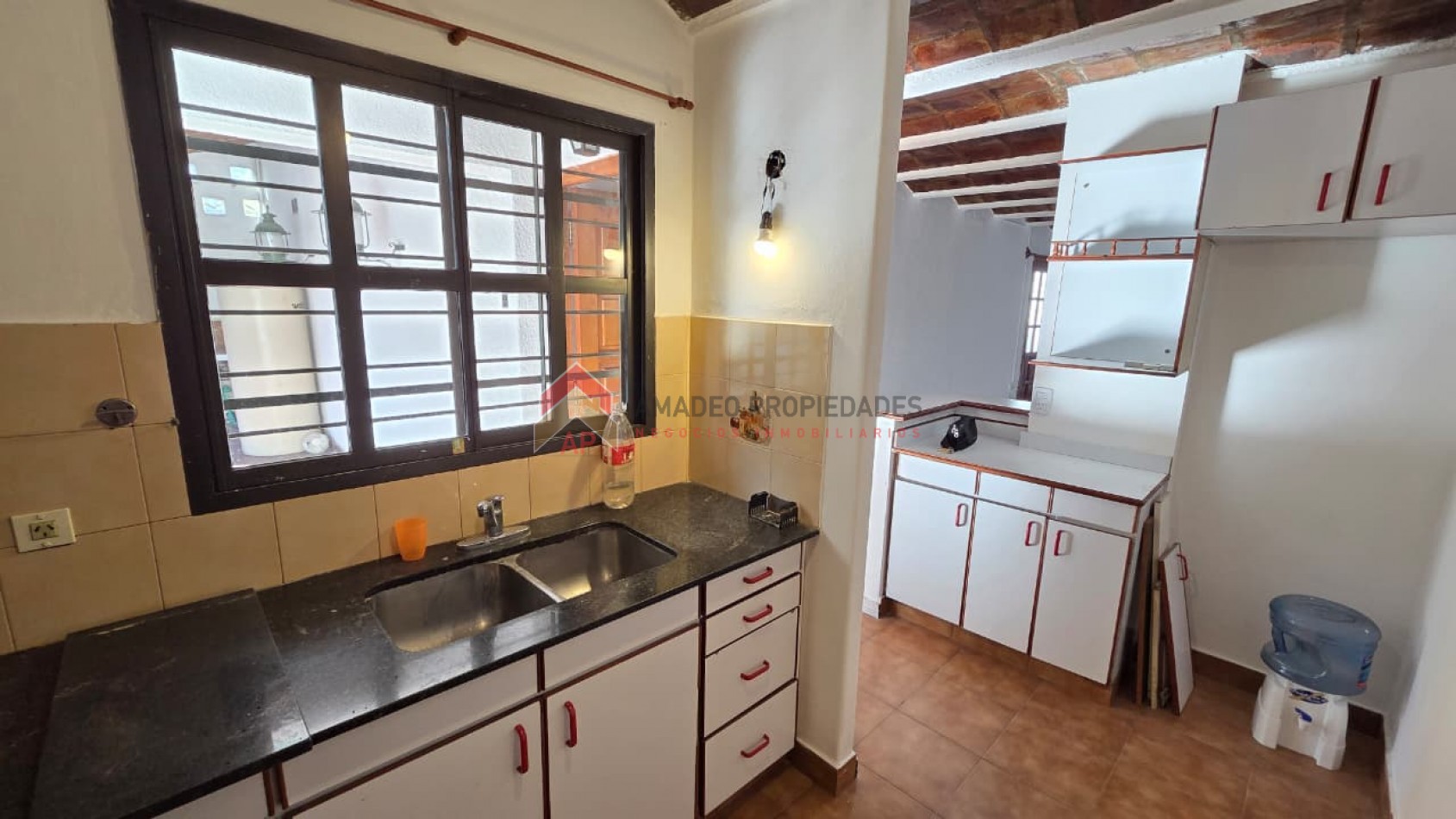 Excelente ph tipo casa con patio, parrilla y cochera descubierta. Excelente ubicacion: Garona 1365, Lomas de Zamora