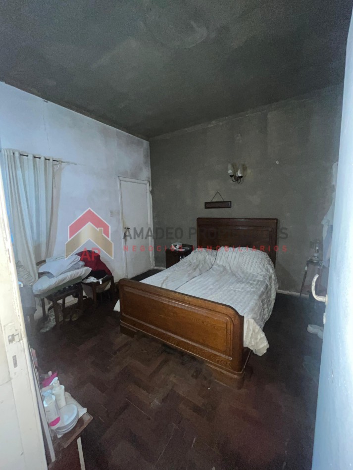 Gran casa con local al frente, terreno libre, enorme galpon y cochera para dos autos APTO CRED, ubicada en Balcarce 541, Lomas de Zamora