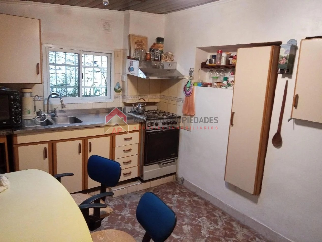 Casa 3 amb con cochera y parque, ubicado en Alvarez Thomas 642 Lomas de Zamora