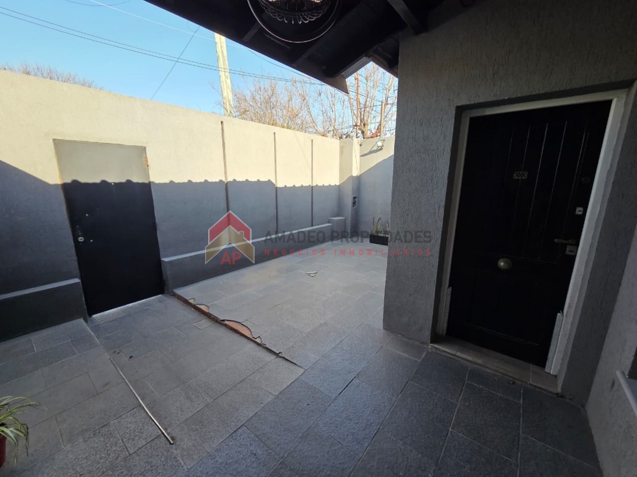 Excelente casa 4 amb con terraza, quincho, patio y cochera. Ubicada en Constantino Gaito 116, Lomas de Zamora