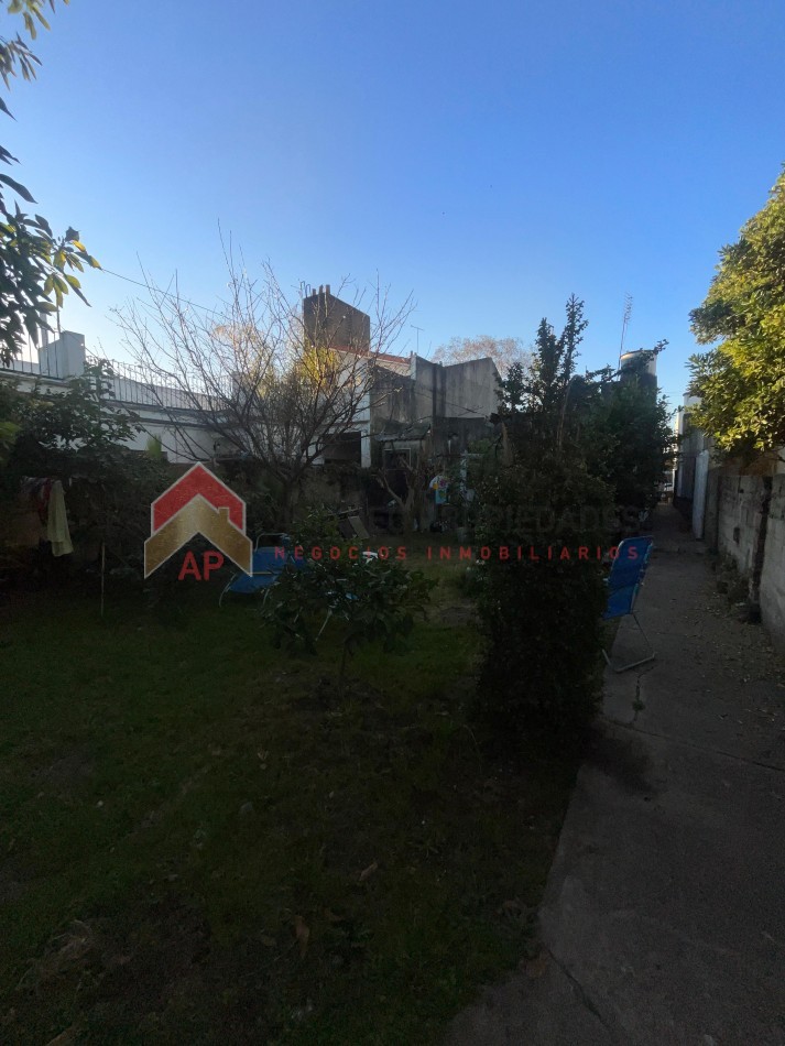 Gran casa con local al frente, terreno libre, enorme galpon y cochera para dos autos APTO CRED, ubicada en Balcarce 541, Lomas de Zamora
